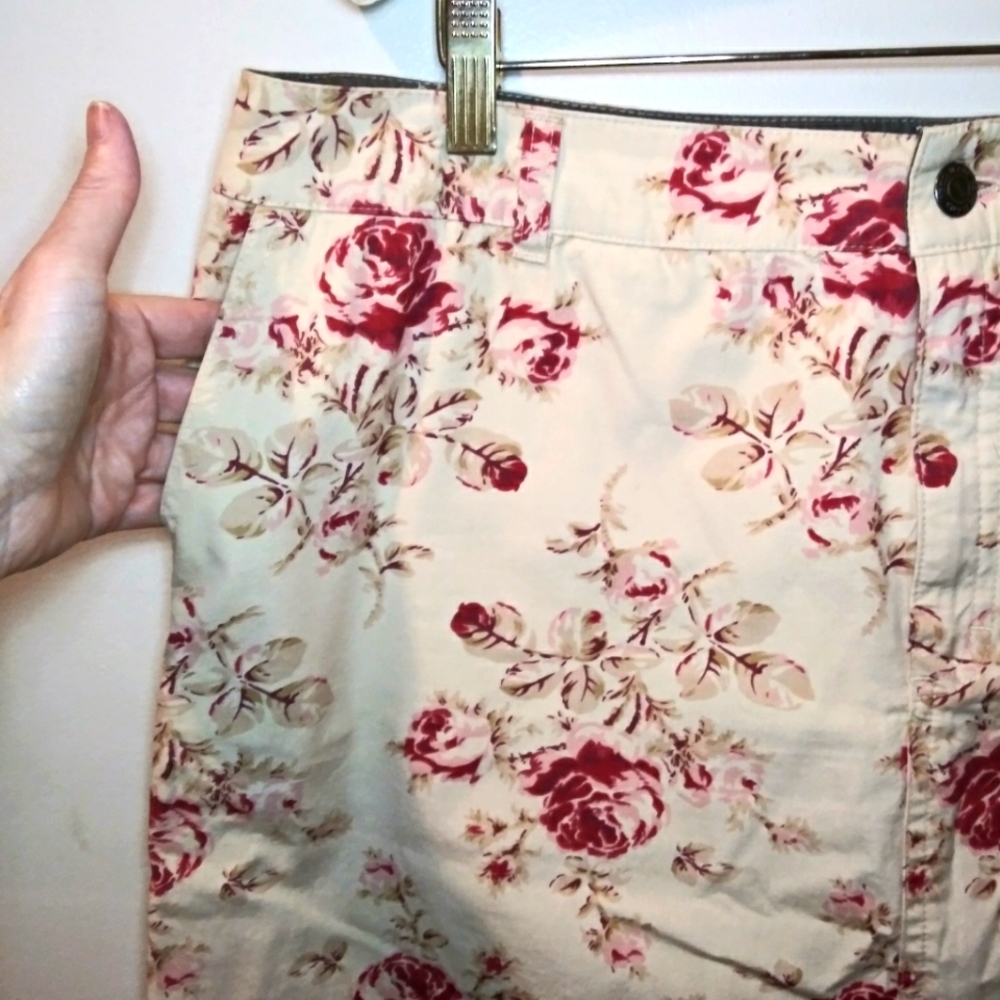3/$18 Vtge. Izod Rose Print Tan Chino Cottagecore Style High Waist Pencil Skirt - Picture 2 of 8